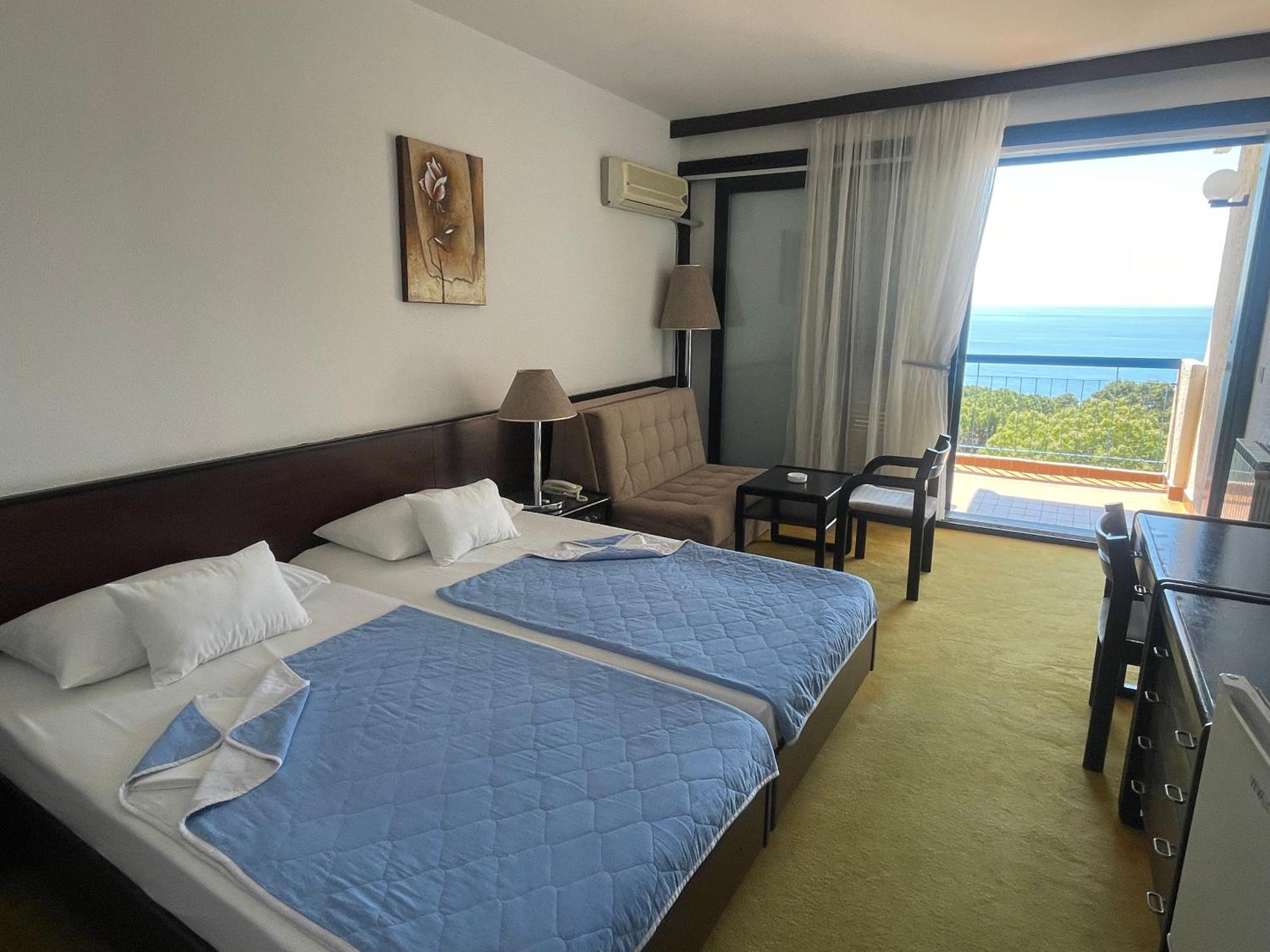 Corpus B - Hotel Albatros อุลซิน ภายนอก รูปภาพ